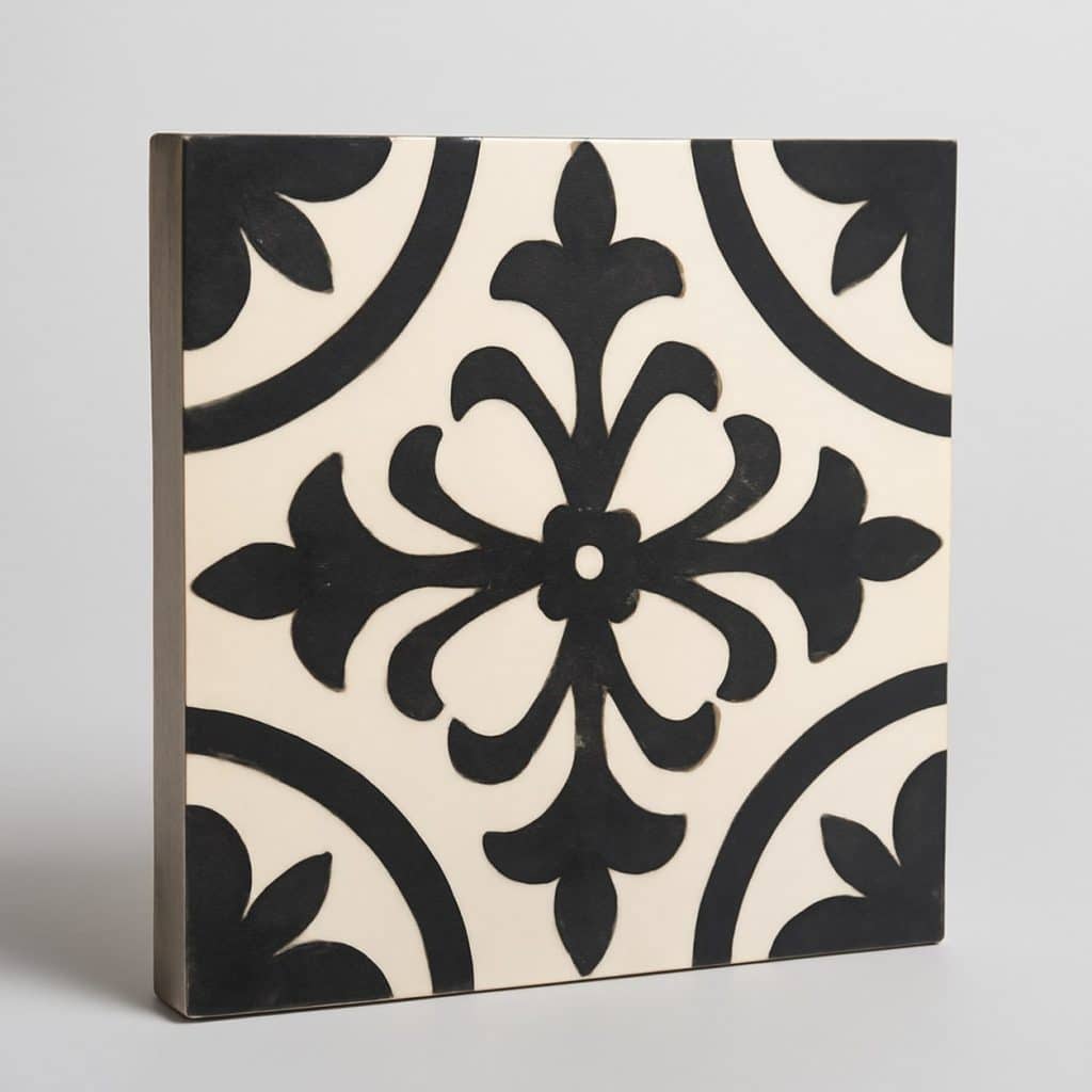Carreaux de ciment motifs noir et blanc présenté seul