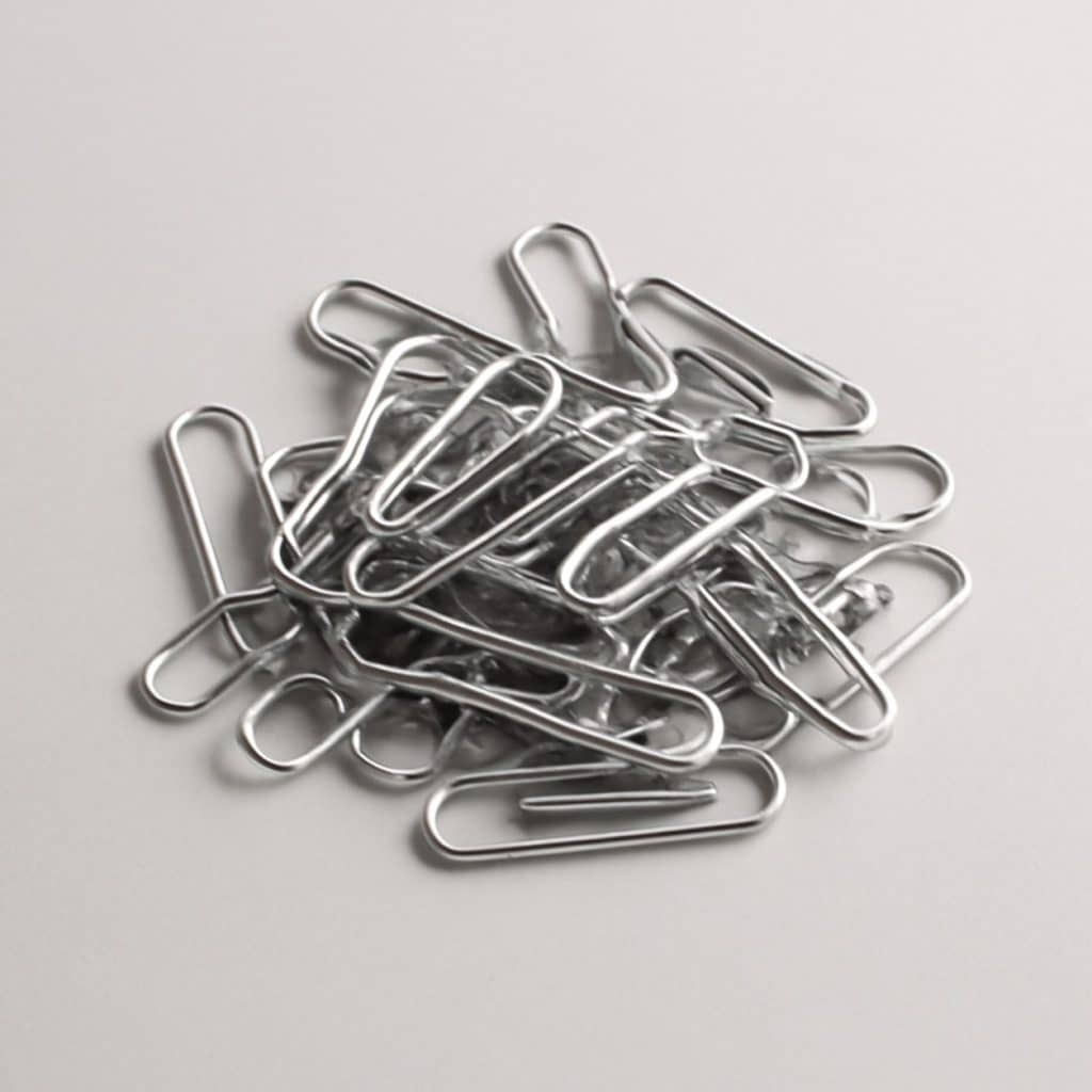 Clips de fixation pour lames composites présenté seul