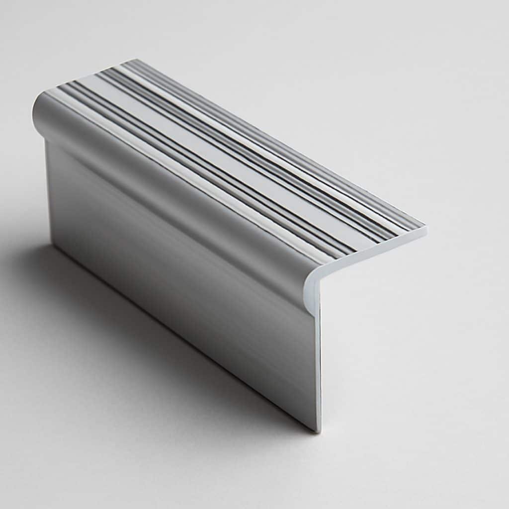 Nez de marche aluminium pour escalier présenté seul