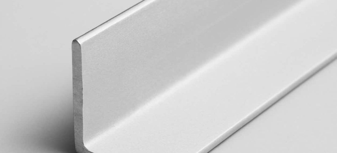 Baguette d'angle de finition pour carrelage présenté seul